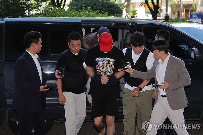 서대문 초등생 유괴미수 일당 영장실질심사 (서울=연합뉴스) 류영석 기자 = 서울 서대문구 한 초등학교 인근에서 아동을 납치하려 한 일당이 5일 서울 마포구 서울서부지방법원에서 열린 구속 전 피의자 심문(영장실질심사)에 출석하고 있다. 2025.9.5 ondol@yna.co.kr