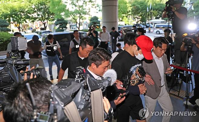 서대문 초등생 유괴미수 일당, 영장실질심사 (서울=연합뉴스) 류영석 기자 = 서울 서대문구 한 초등학교 인근에서 아동을 납치하려 한 20대 남성 일당이 5일 서울 마포구 서울서부지방법원에서 열린 구속 전 피의자 심문(영장실질심사)에 출석하고 있다. 2025.9.5 ondol@yna.co.kr