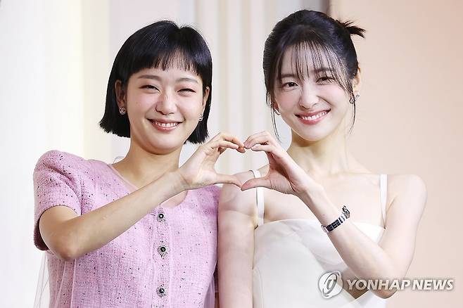 김고은·박지현, 미인들의 하트 (서울=연합뉴스) 진연수 기자 = 배우 김고은과 박지현이 5일 서울 중구 앰배서더 서울 풀만 호텔에서 열린 넷플릭스 시리즈 '은중과 상연' 제작발표회에서 포즈를 취하고 있다. 2025.9.5 jin90@yna.co.kr