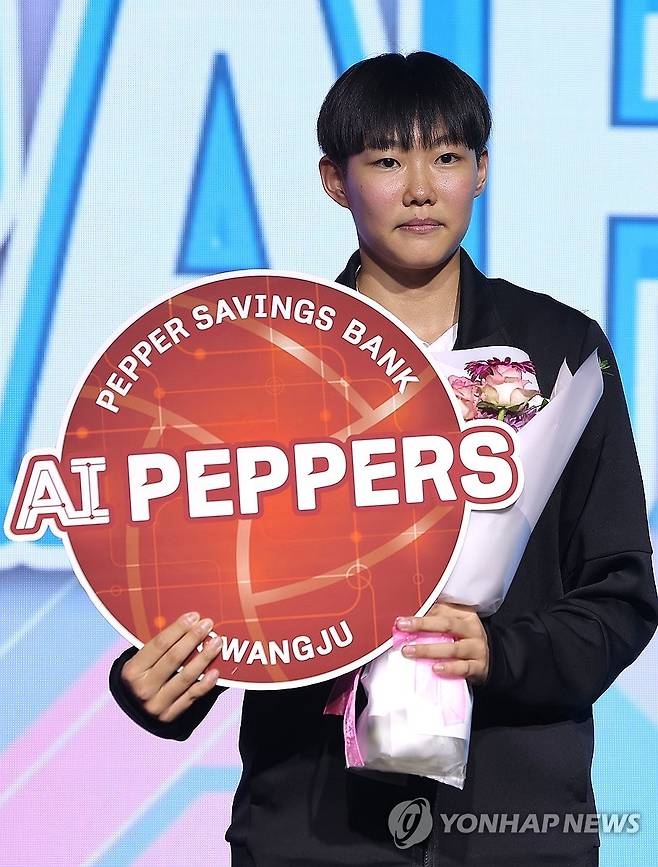 1라운드 2순위 페퍼저축은행 지명받은 김서영 (서울=연합뉴스) 류영석 기자 = 5일 서울 강서구 메이필드 호텔에서 열린 2025-2026 KOVO 여자 신인선수 드래프트에서 페퍼저축은행에 1라운드 2순위로 지명을 받은 세화여고 김서영이 기념촬영을 하고 있다. 2025.9.5 ondol@yna.co.kr