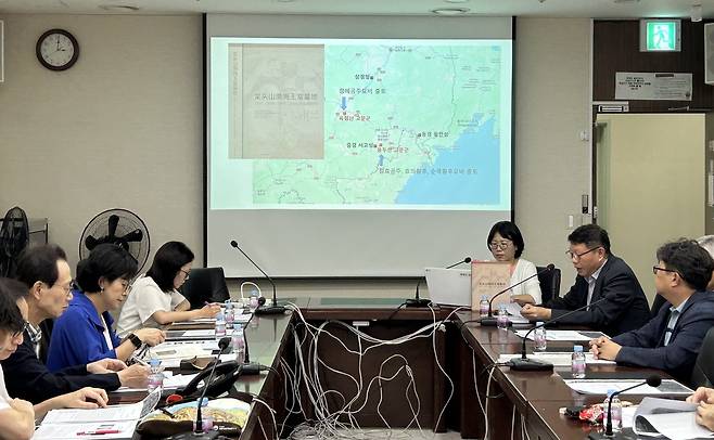 발해 고분군 발굴 보고서는      (서울=연합뉴스) 김예나 기자 = 5일 서울 서대문구 동북아역사재단에서 최근 중국에서 발간된 '룽터우산(龍頭山·용두산) 발해왕실묘지: 1997, 2004-2005, 2008년 발굴보고' 보고서의 주요 내용과 의의를 분석하는 학술회의가 열리고 있다. 2025.9.5
    yes@yna.co.kr