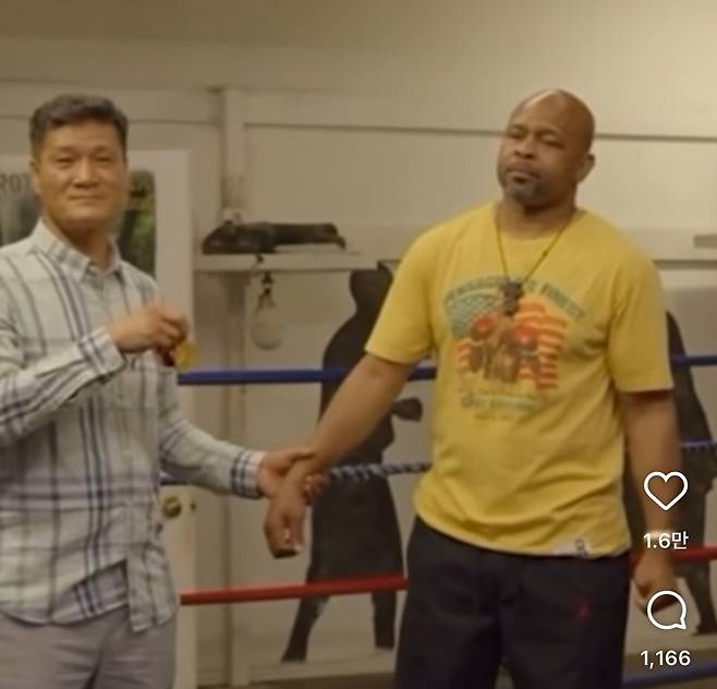 로이 존스 주니어를 만나 금메달을 들어 보이는 박시헌(왼쪽) [로이 존스 주니어 SNS 캡처. 재판매 및 DB 금지]