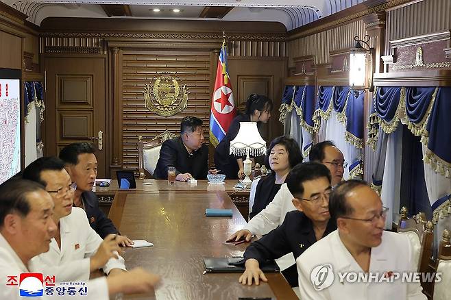 평양에 도착한 김정은 (평양 조선중앙통신=연합뉴스) 김정은 북한 국무위원장이 중국 방문을 마치고 평양에 도착했다고 조선중앙통신이 5일 보도했다. 2025.9.5 
    [국내에서만 사용가능. 재배포 금지. For Use Only in the Republic of Korea. No Redistribution] nkphoto@yna.co.kr