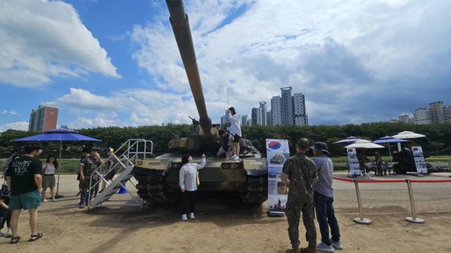 육군 50보병사단의 K-2전차, K-9자주포, 해병대 상륙돌격 장갑차 등 20여 대가 상주 북천공원에 집결해 시민들의 시선을 끌었다. 어린이들이 신기하고 놀라운 표정으로 탑승체험을 하면서 즐거워하고 있다. 고도현 기자
