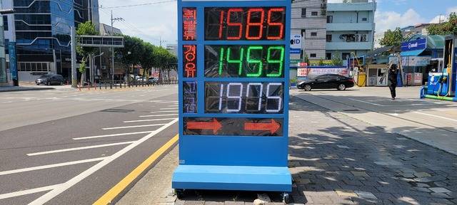 전국 주유소 휘발유 및 경유 평균 판매가격이 4주 연속 하락한 가운데 6일 오후 대구 북구 한 주유소 전광판에 휘발유와 경유 가격이 ℓ당 각각 1천585원, 1천459원으로 표기돼있다. 권영진 기자