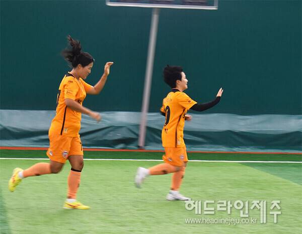 6일 오전 춘천송암스포츠타운에서 열린 제주SK와 김포FC의 K리그 퀸컵 I조 정규라운드 경기에서 제주 선수들이 골을 넣고 기뻐하고 있다&nbsp; ⓒ헤드라인제주