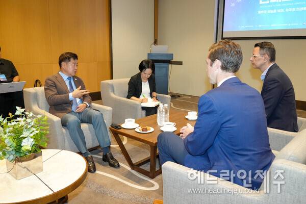 미국의 조비 에비에이션, 영국의 스카이포츠 관계자들과 만나 환담을 나누고 있는 오영훈 지사.