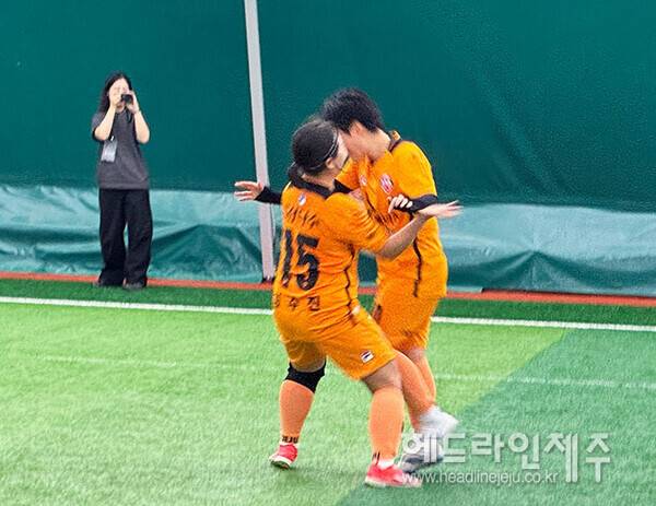 K리그 퀸컵 제주SK와 대전 하나시티즌의 경기에서 제주 선수들이 골을 넣고 기뻐하고 있다 ⓒ헤드라인제주