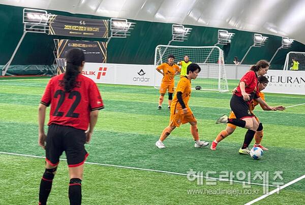 6일 춘천송암스포츠타운에서 열린 K리그 퀸컵 제주SK와 경남FC의 경기에서 양팀 선수들이 경합하고 있다 ⓒ헤드라인제주