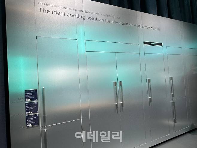 5일(현지시간) 독일 베를린에서 개막한 유럽 최대 가전 전시회 ‘IFA 2025’ 지멘스 전시장에 빌트인 냉장고 라인업이 전시돼 있다.(사진=공지유 기자)