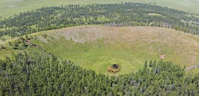 오랑터거 화산 분화구 (사진=유튜브 ‘Wayne R Mattocks’)