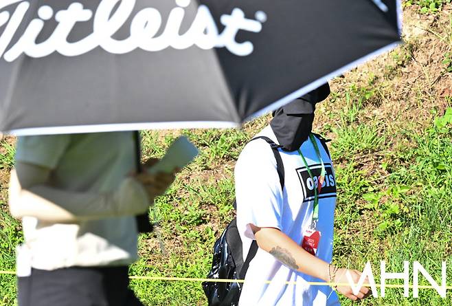 사진=대화를 나누며 코스를 이동하고 있는 박소혜와 이홍기