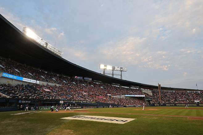 8일 한화 이글스와 LG 트윈스의 경기가 열린 가운데 관중으로 가득 찬 서울 잠실구장