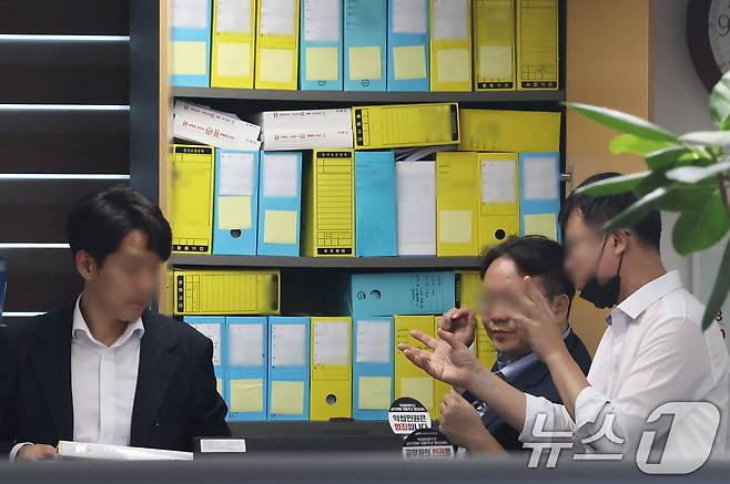 김건희 여사의 각종 의혹을 수사 중인 민중기 특별검사팀이 지난 8월 22일 경기 양평군청에서 양평 고속도로 종점 노선 변경 의혹 사건 등과 관련해 압수수색을 하고 있다.2025.8.22/뉴스1 ⓒ News1 장수영 기자