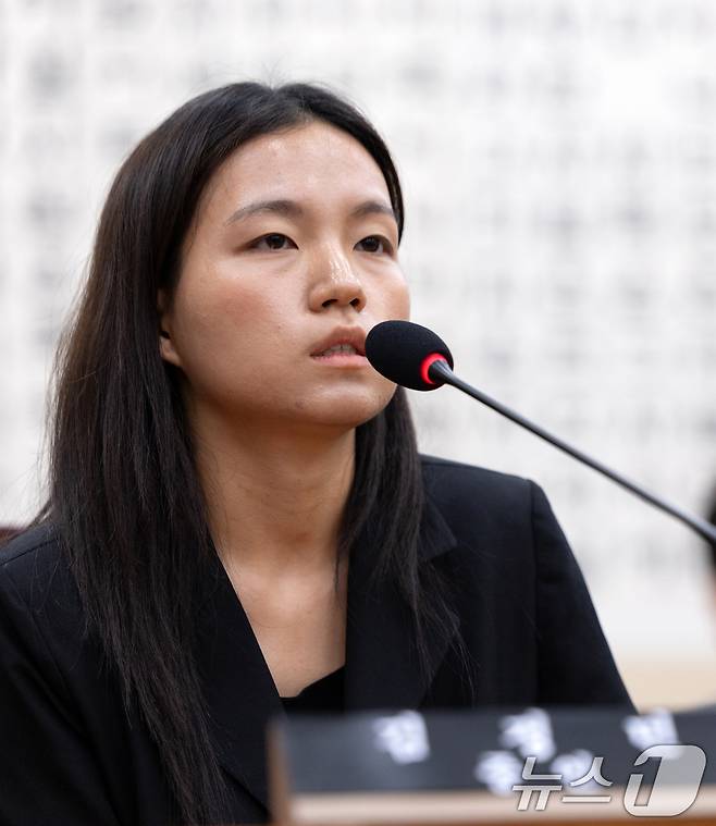 5일 서울 여의도 국회에서 열린 제429회 국회(정기회) 법제사법위원회 검찰 개혁 입법청문회에서 증인 신분으로 출석한 김정민 서울남부지검 수사관이 의원 질의에 답변하고 있다. 2025.9.5/뉴스1 ⓒ News1 이승배 기자