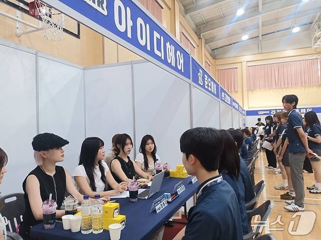 '2025 취업캠프'에서 학생들이 면접을 보고 있다.(전남도교육청 제공, 재판매 및 DB 금지)/뉴스1