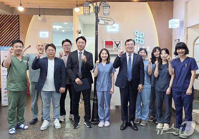 대한수의사회와 헬릭스동물메디컬센터 관계자들이 4일 AAHA 인증 행사에서 기념사진을 찍고 있다. ⓒ 뉴스1 최서윤 기자