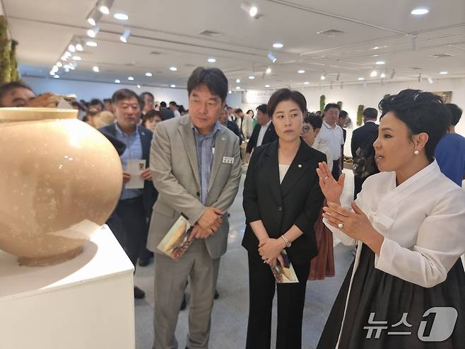 장준용 동래구청장(왼쪽)과 서지영 국회의원(가운데)이 무형문화유산 사기명장 제이미 박(오른쪽) 전시회장을 찾아 작품을 감상하고 있다.(2025.9.6/뉴스1 ⓒ News1 임순택 기자)