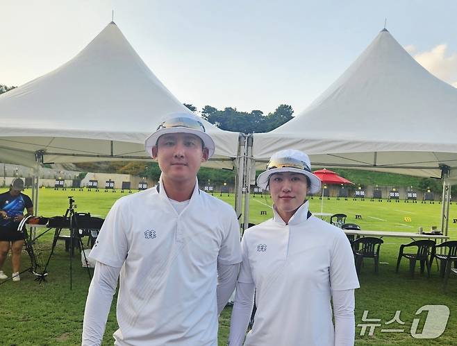 한국 양궁 컴파운드 대표팀의 김종호(왼쪽)와 소채원. /뉴스1 ⓒ 뉴스1 김도용 기자