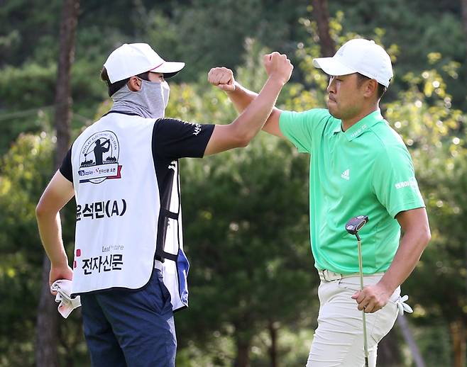 KIA 타이거즈 투수 출신인 윤석민(오른쪽)이 2021년 KPGA투어 전자신문·비즈플레이 오픈에 초청선수 자격으로 출전해 캐디와 기쁨을 나누고 있다. 사진 | KPGA