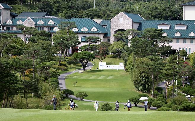 2021년 KPGA투어 전자신문·비즈플레이 오픈에 출전한 선수들이 클럽하우스를 배경으로 세컨드 샷 지점으로 이동하고 있다. 사진 | KPGA