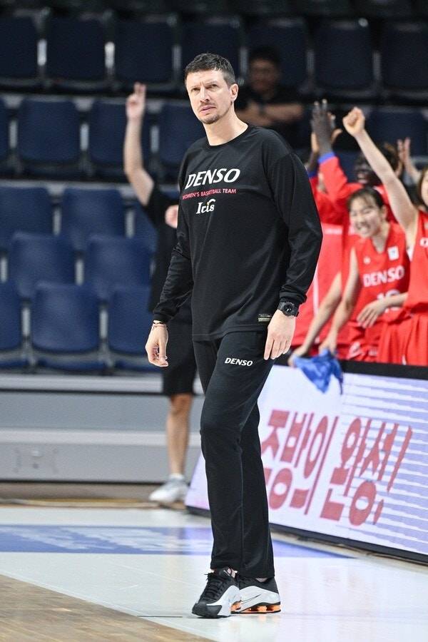 경기를 지켜보는 덴소 블라디미르 부크사노비치 감독의 모습. 사진 | WKBL