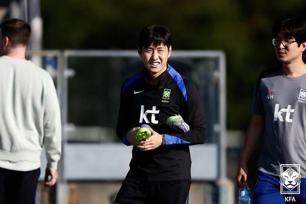 5일(이하 한국시간) 미국 뉴욕 아이칸 스타디움에서 진행된 한국 축구 대표팀이 훈련 중인 가운데 이강인(파리 생제르맹)이 익살스러운 표정을 짓고 있다. /사진=KFA
