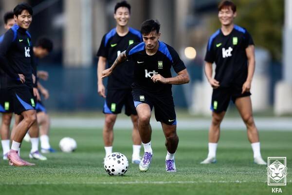 5일(이하 한국시간) 미국 뉴욕 아이칸 스타디움에서 진행된 한국 축구 대표팀이 훈련 중인 가운데 해외 태생 혼혈 선수 옌스 카스트로프(묀헨글라트바흐)가 슈팅 훈련을 하고 있다. /사진=KFA