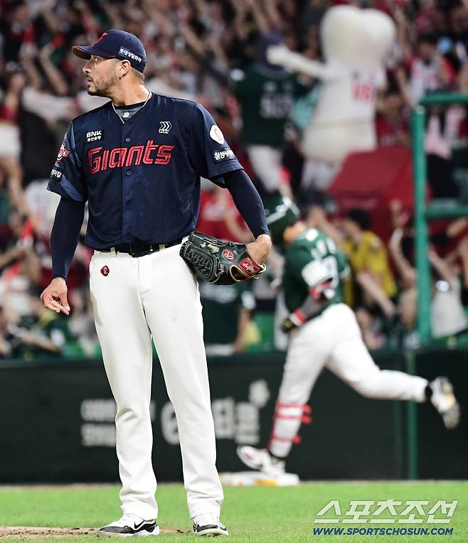 4회말 SSG 고명준에게 투런 홈런을 허용한 롯데 벨라스케즈.