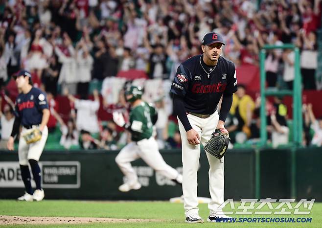 2회말 SSG 류효승에게 투런 홈런을 허용한 롯데 벨라스케즈.