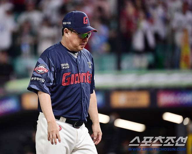고개 떨군 롯데 김태형 감독.