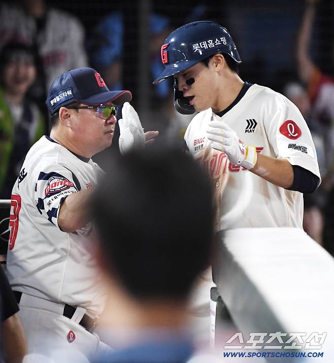 28일 부산 사직구장에서 열린 KT-롯데전. 10회말 무사 박찬형이 동점 솔로포를 친 후 김태형 감독의 환영을 받고 있다. 부산=정재근 기자 cjg@sportschosun.com/2025.8.28/