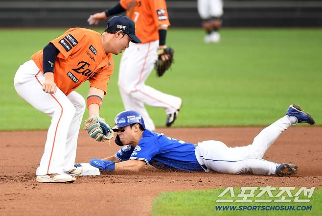 31일 대전 한화생명볼파크에서 열린 삼성-한화전. 1회초 무사 1루 구자욱 타석. 김성윤이 2루 도루를 성공시키고 있다.  대전=정재근 기자 cjg@sportschosun.com/2025.8.31/