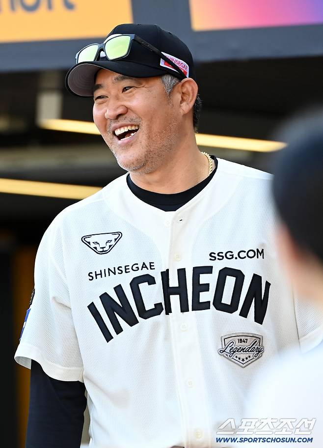 29일 인천SSG랜더스필드에서 열린 한화와 SSG의 경기, 미소를 짓는 이숭용 감독의 모습. 인천=허상욱 기자wook@sportschosun.com/2025.06.29/