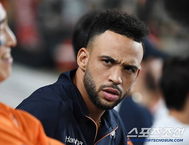 29일 대전 한화생명볼파크에서 열린 삼성-한화전. 부상으로 빠진 리베라토가 더그아웃에서 경기를 지켜보고 있다. 대전=정재근 기자 cjg@sportschosun.com/2025.8.29/