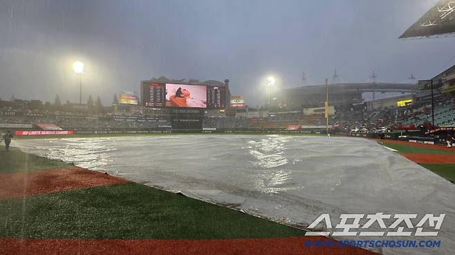 6일 인천 SSG랜더스필드에서 열리는 SSG와 롯데의 경기. 경기 시작을 앞두고 장대비가 내리고 있는 랜더스필드. 인천=송정헌 기자songs@sportschosun.com/2025.09.06/