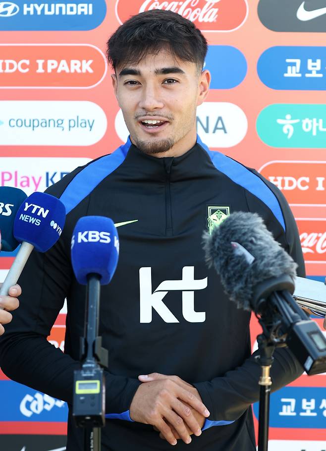 인터뷰하는 옌스 카스트로프<저작권자(c) 연합뉴스, 무단 전재-재배포, AI 학습 및 활용 금지>