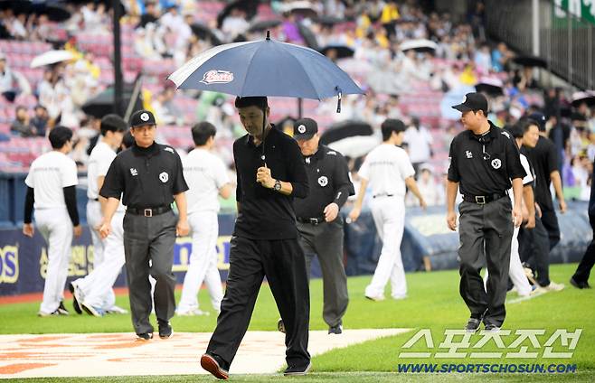6일 잠실구장에서 열린 두산 베어스와 LG 트윈스의 경기. 한용덕 경기감독관과 심판진이 모여 그라운드 상태를 살피고 있다. 잠실=박재만 기자 pjm@sportschosun.com/2025.09.06/