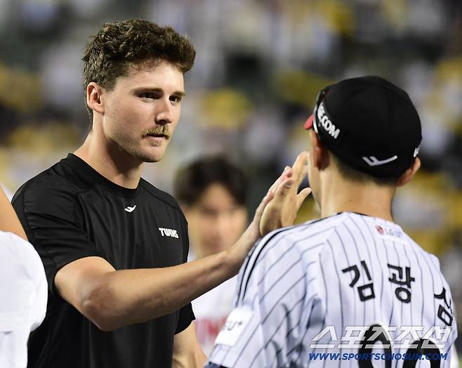 30일 잠실구장에서 열린 LG와 키움의 경기. LG가 키움에 승리했다. 경기 종료 후 하이파이브를 나누고 있는 LG 톨허스트. 잠실=송정헌 기자songs@sportschosun.com/2025.08.30/