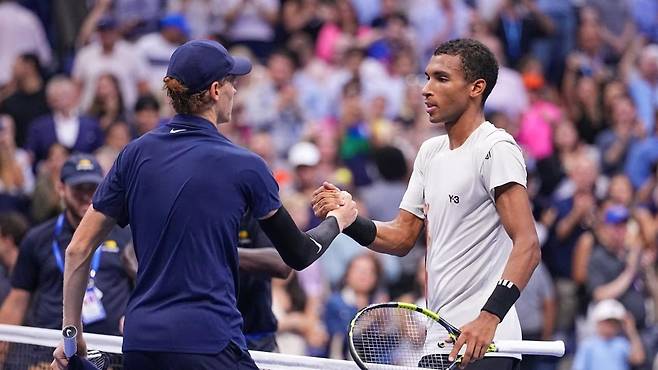 경기 후 악수를 나누는 시너와 알리아심. US오픈