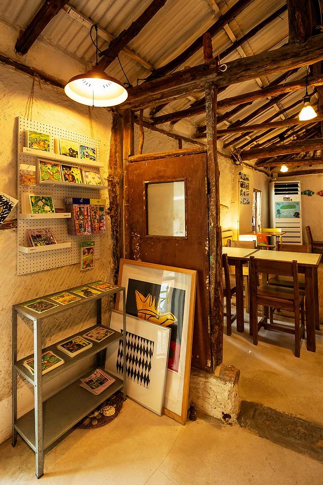 옛날 한옥의 뼈대를 그대로 살린 카페 '테일'의 내부 공간. 아기자기한 소품 구경도 재미있다. / 양수열 영상미디어 기자