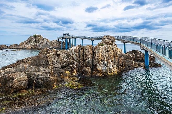 '백상해상전망대' 끝엔 백섬이 풍경에 방점을 찍는다. 전망대에선 가까이 있는 백섬을 비롯해 어렴풋이 북쪽 해금강도 조망된다. / 양수열 영상미디어 기자