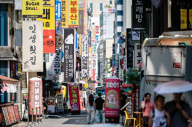 올해 2분기 서울 외식업 매출이 2조4400억원을 기록해, 전년 동기 대비 2.7% 감소한 것으로 나타났다. 사진은 지난달 서울 종로구 종각 젊은의거리 모습/뉴시스