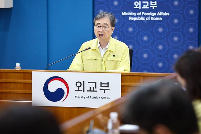 조현 외교부 장관이 6일 서울 종로구 외교부에서 열린 재외국민보호대책본부 본부-공관 합동 대책회의에서 모두발언을 하고 있다. 이날 회의는 미국 조지아주 한국 배터리 공장 건설 현장에서 대대적인 이민 단속으로 한국인이 300명 넘게 체포되는 사태가 벌어진 것과 관련 대책 논의를 위해 열렸다. /뉴스1