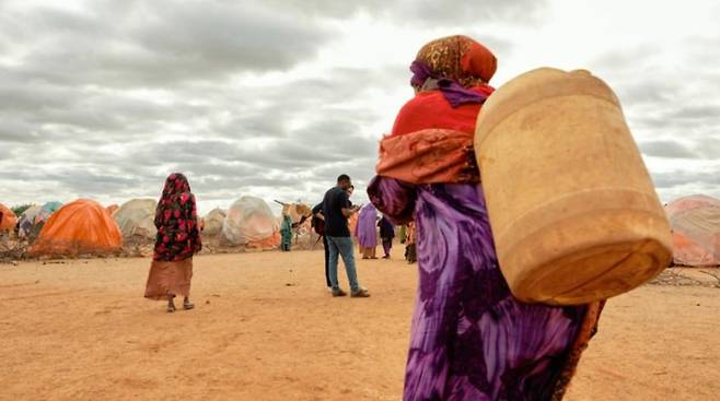 고난의 유랑 속에서도 살아가야할 이유가 더욱 절실해지는 이주민들.