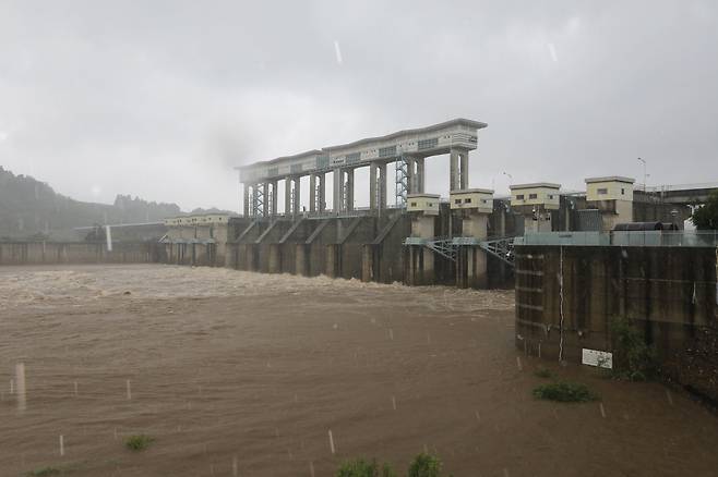 경기 연천군 군남댐에서 임진강 상류의 물이 흘러나오고 있는 모습. /뉴스1