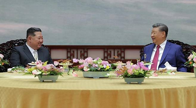 북한 노동당 기관지 노동신문은 김정은 북한 국무위원장(왼쪽)이 4일 중국 베이징 인민대회당에서 시진핑 중국 국가주석과 양자 회담을 진행했다고 보도했다. 딸 주애는 첫날 열차에서 내릴 때만 포착됐을 뿐 열병식 행사 등 공식 행사를 비롯해 떠나는 날까지 모습을 드러내지 않았다. 베이징=노동신문 뉴스1