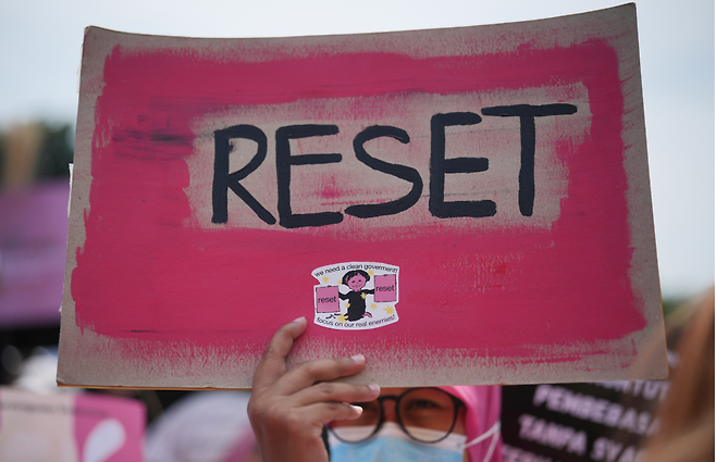 9월 3일 인도네시아 자카르타에서 경찰의 폭력적인 진압에 항의하는 시위가 열렸다. 참가자가 ‘리셋’이란 문구를 들어 보이고 있다. AP 뉴시스