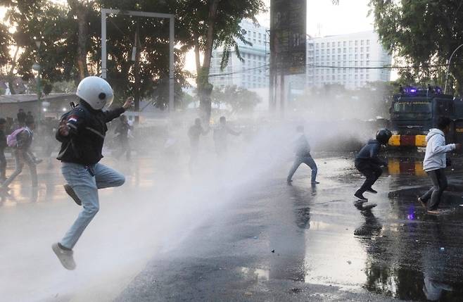 8월 26일 인도네시아 북수마트라 메단에서 열린 시위 중 경찰이 물대포를 쏘고 있다. AP 뉴시스