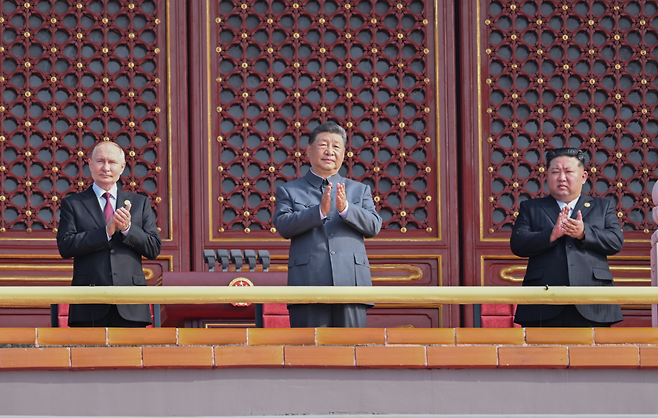3일 중국 80주년 전승절 열병식을 참관하는 톈안먼 망루 위의 블라디미르 푸틴 러시아 대통령, 시진핑 중국 국가주석, 김정은 북한 국무위원장(왼쪽부터). 신화 뉴시스